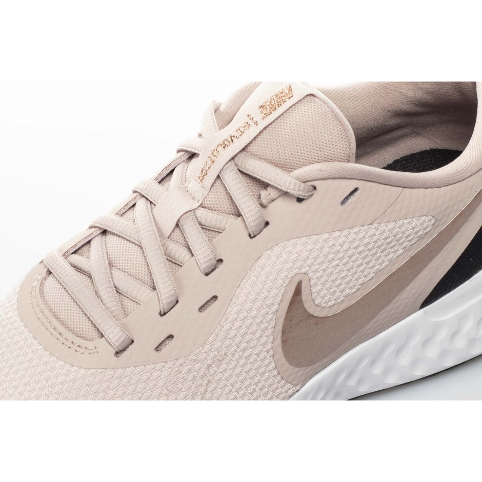 nike performance revolution 5 barely rose