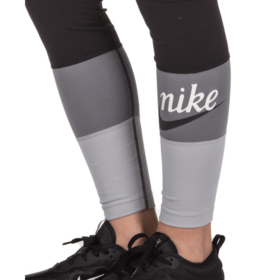Nike Varsity Leggings in Black