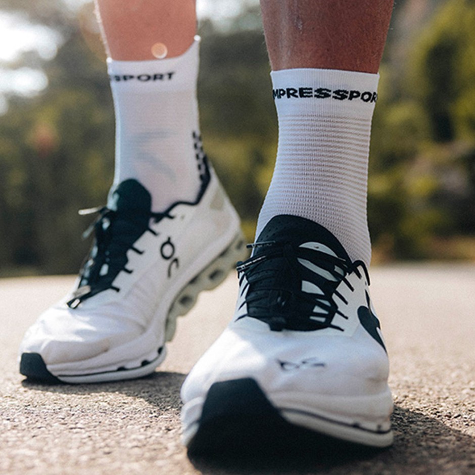 COMPRESSPORT PRO RACING SOCKS V4.0 RUN HIGH (7512) XU00046B0013-WHITE/BLACK White